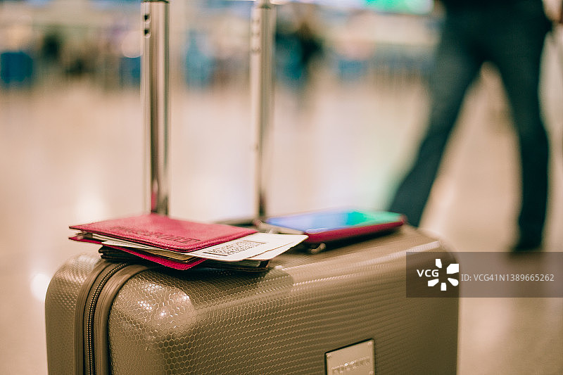 行李箱、护照和智能手机图片素材