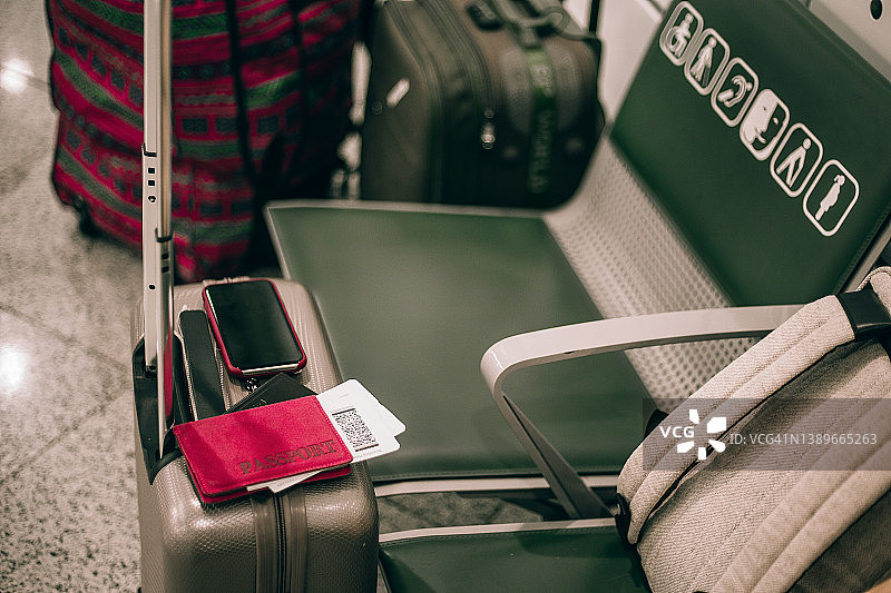 行李箱、护照和智能手机图片素材