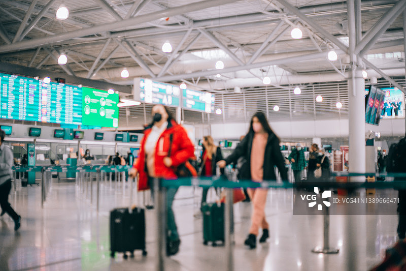 机场里模糊的人群图片素材