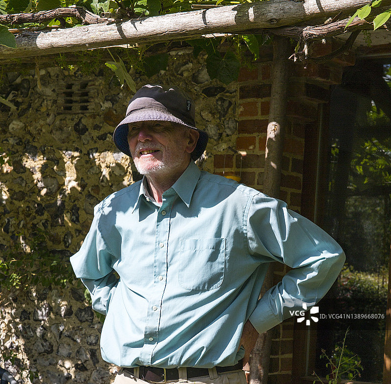 自豪的男人俯瞰他的花园图片素材