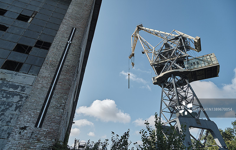 工厂旁的黄色起重机图片素材