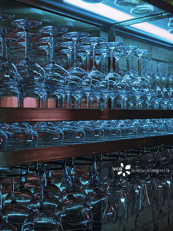 吧台附近的抛光倒置玻璃杯图片素材