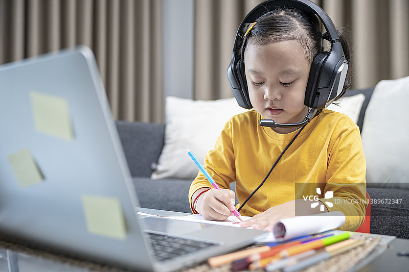 小女孩在家上网课图片素材