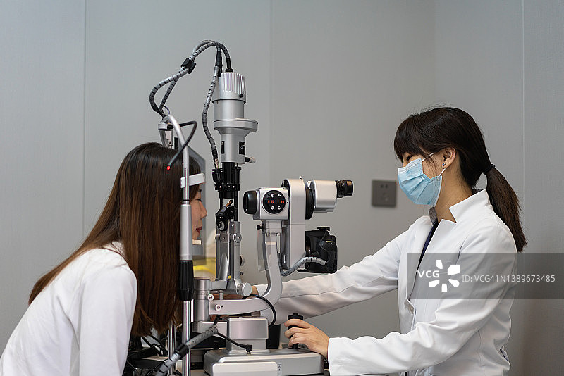 女医生检查女病人的眼睛图片素材