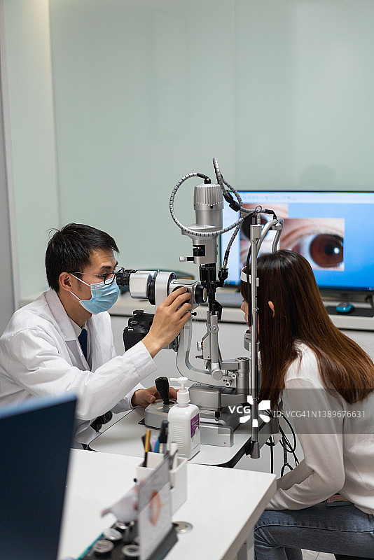 亚洲男医生检查病人眼睛图片素材