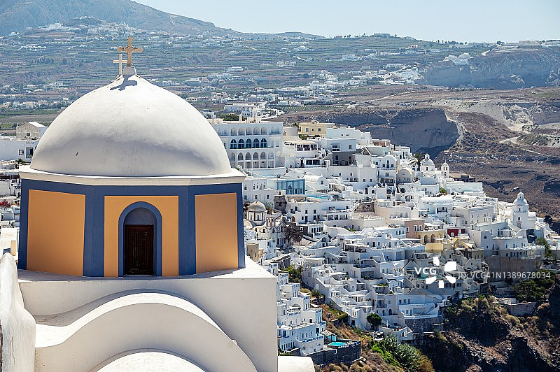 希腊圣托里尼岛锡拉市的传统教堂全景图片素材
