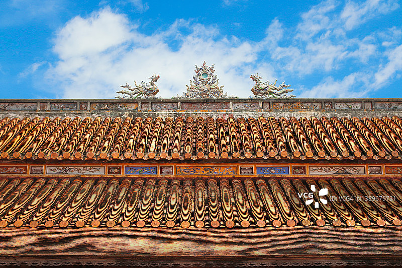 越南顺化皇城的旧瓦屋顶图案图片素材
