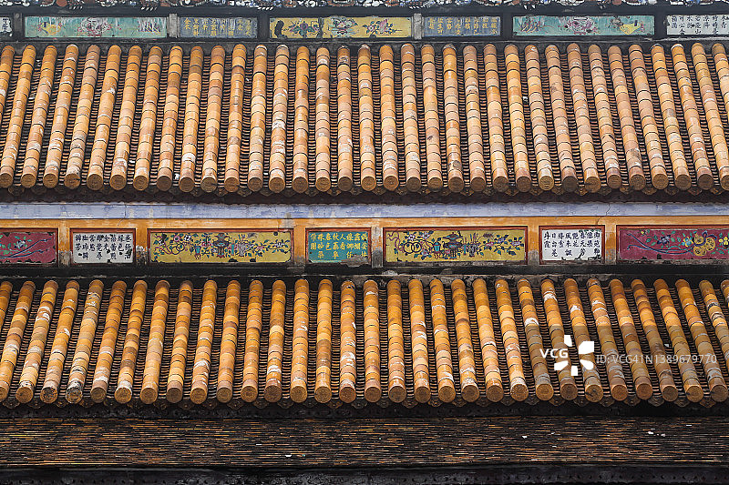 越南顺化皇城的旧瓦屋顶图案图片素材