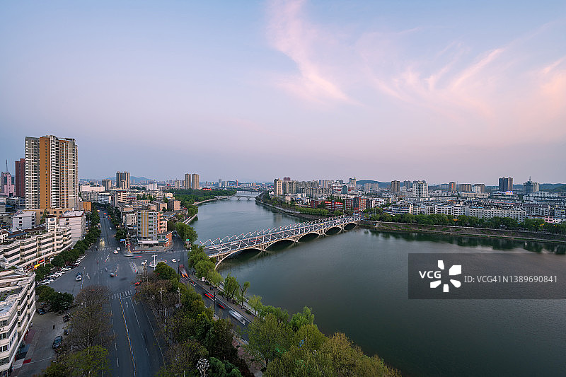 中国河南省信阳市的城市风貌（黄昏）图片素材