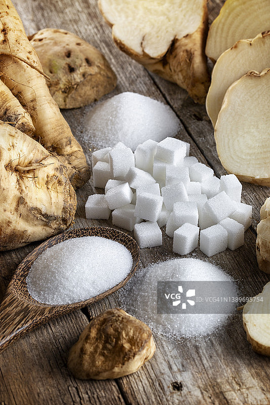 生的甜菜根与砂糖和方糖图片素材
