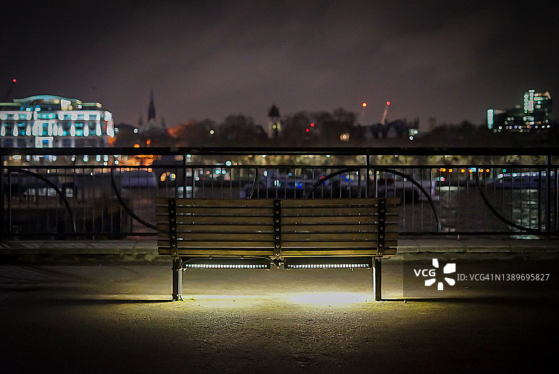 泰晤士河前的夜景长椅图片素材