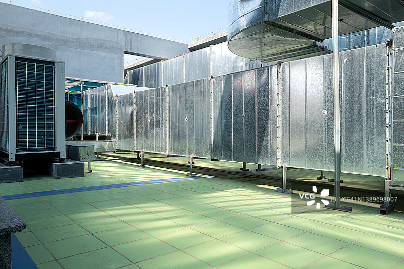 安装在屋顶上的冷凝器和通风管道图片素材