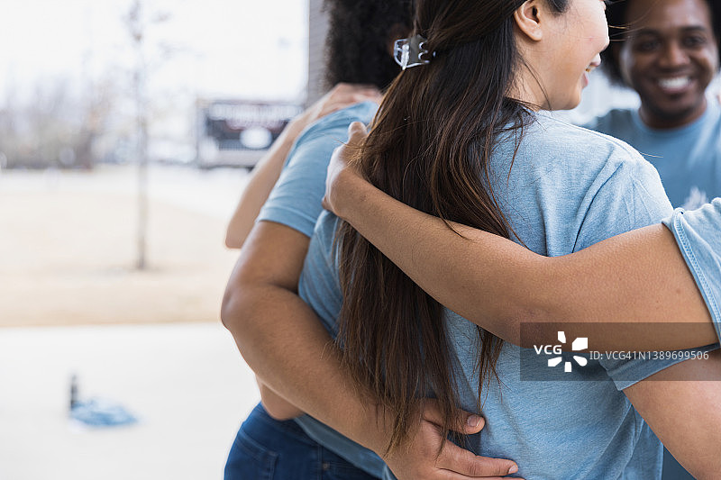 志愿者们团结友爱，互相拥抱图片素材