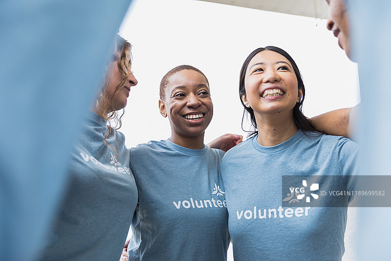 女志愿者围圈拥抱图片素材