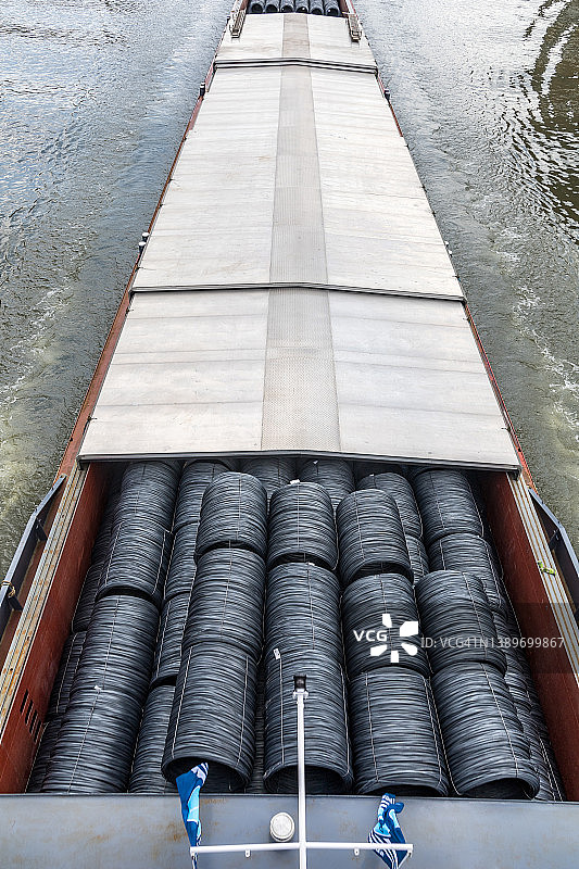 默兹河上装满钢卷的驳船图片素材