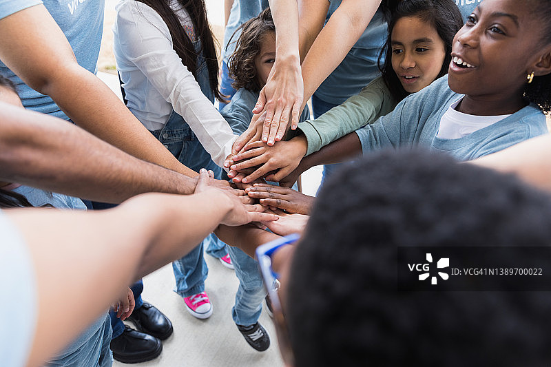 多民族团体欢呼图片素材