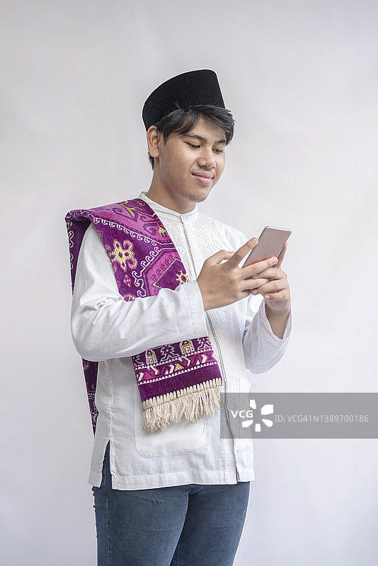 青少年男孩使用智能手机的摄影棚照片图片素材