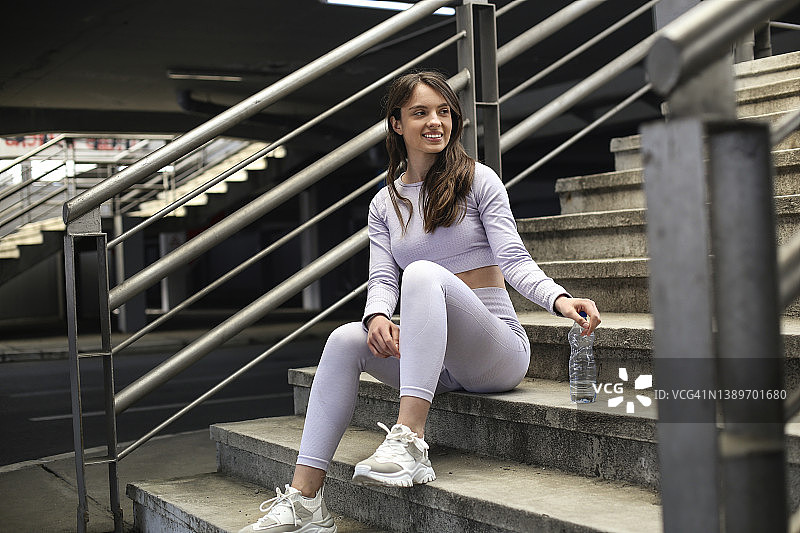 年轻女子正在休息图片素材