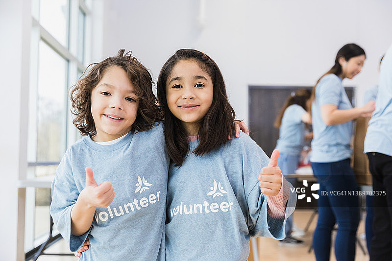 兄妹搭着肩膀竖起大拇指图片素材