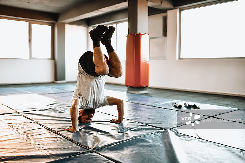 准备做头倒立体操的男性图片素材