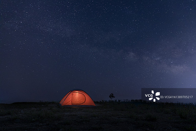 星空下的橙色帐篷图片素材