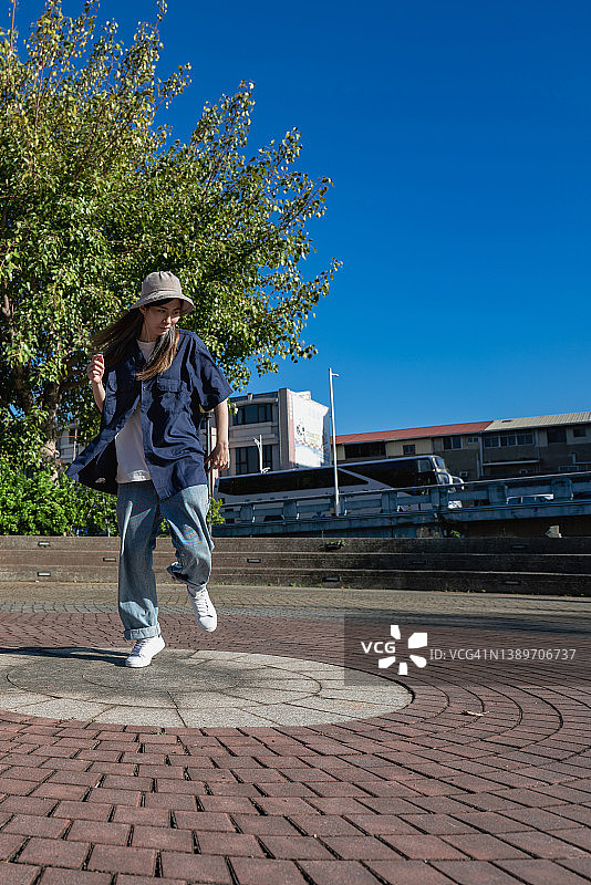 亚洲，中国台湾，在公园里练舞的年轻女孩图片素材