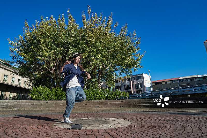 亚洲，中国台湾，在公园里练舞的年轻女孩图片素材
