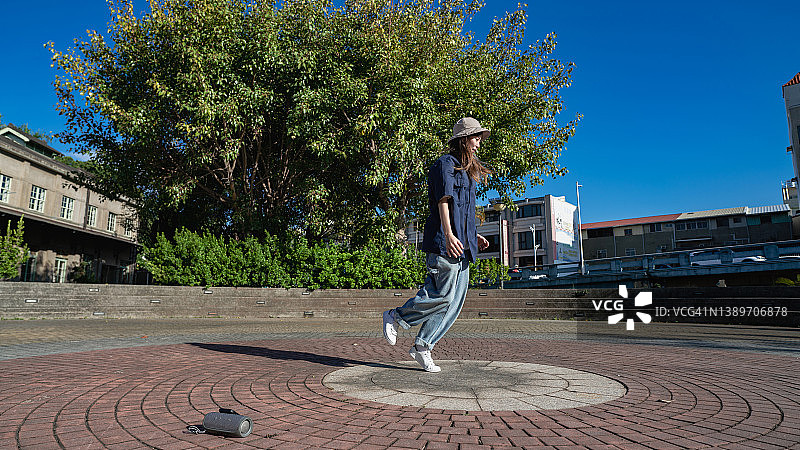 亚洲，中国台湾，在公园里练舞的年轻女孩图片素材