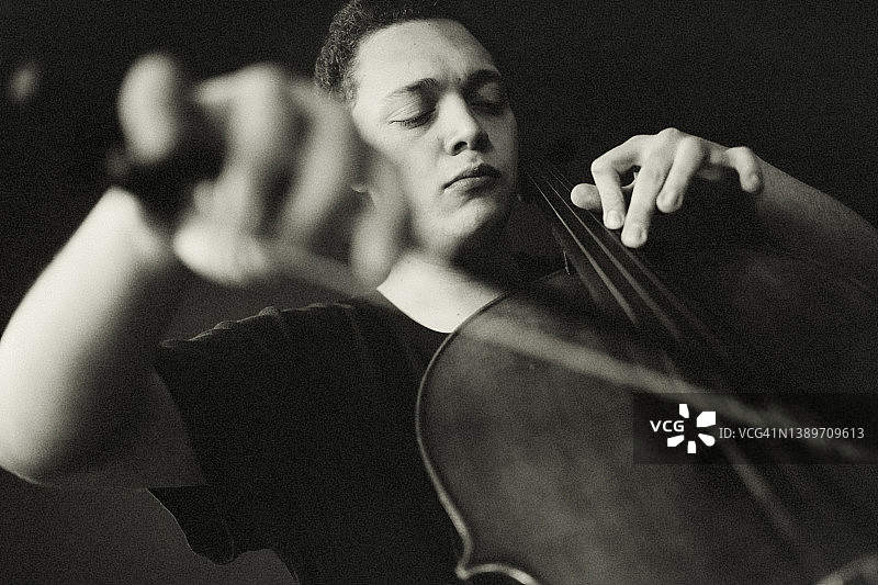 年轻的大提琴家图片素材