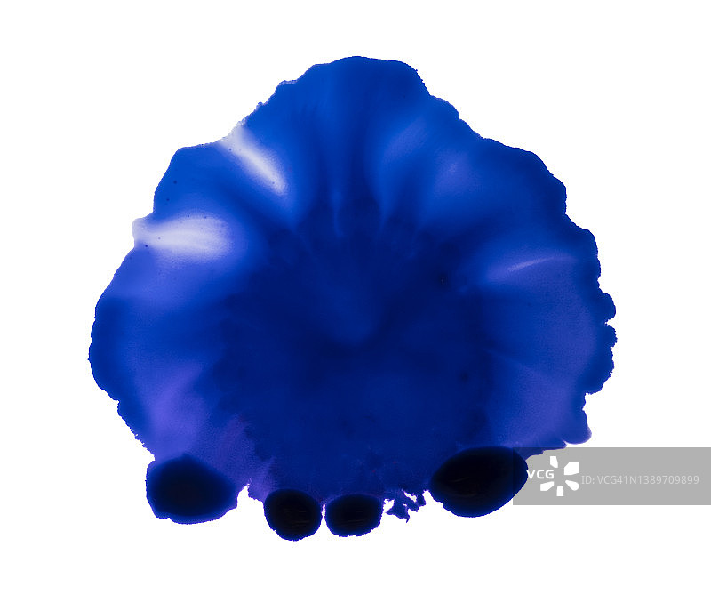 在空白画布上滑动的蓝色颜料滴图片素材