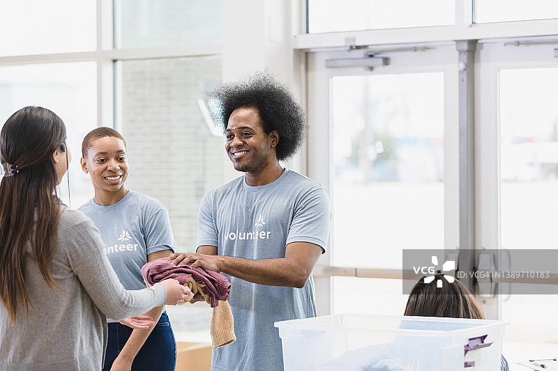 年轻男人赠送衣服图片素材