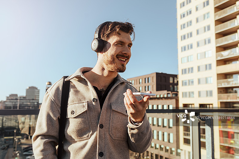男人在城市环境中用手机交谈图片素材