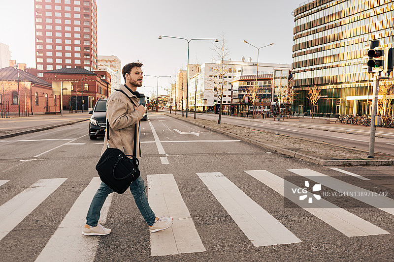 男人在人行横道图片素材