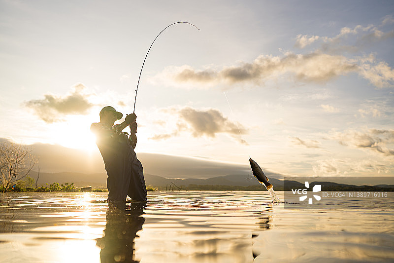 渔夫在河里捕鱼图片素材