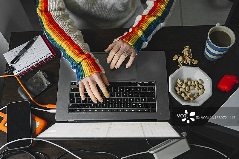 俯视拍摄的在家工作的女人图片素材