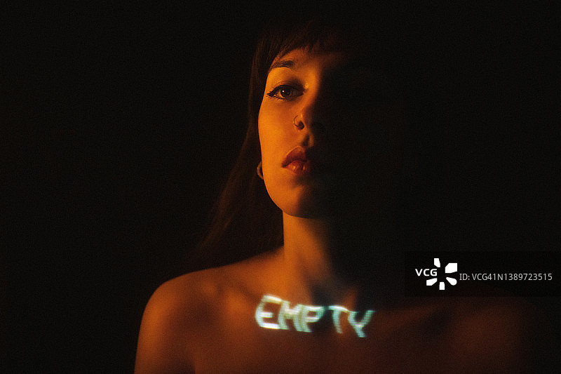 漂亮年轻女人：“空”字图片素材