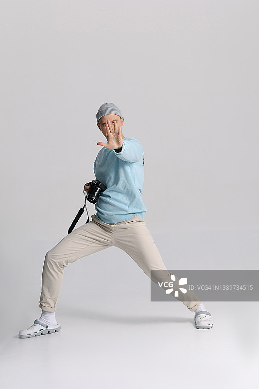 在工作室里用相机的男摄影师图片素材