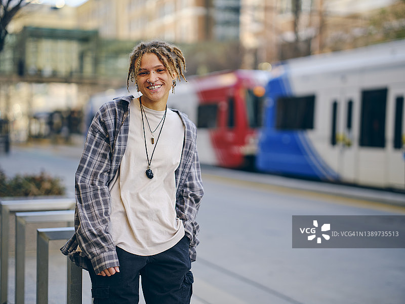 年轻女人在城市图片素材