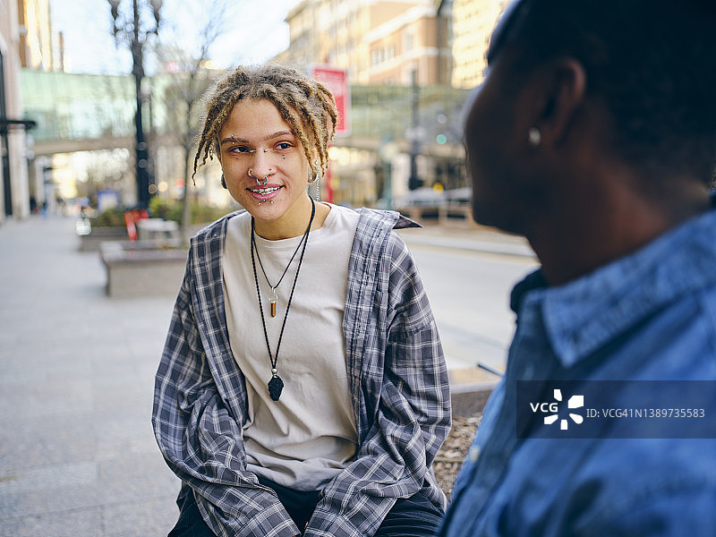 城市里的朋友们图片素材