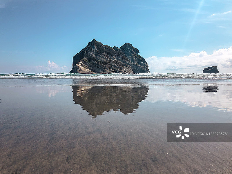 新西兰瓦拉里基海滩的巨石群图片素材