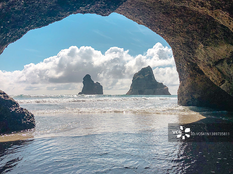 新西兰瓦拉里基海滩的巨石群图片素材