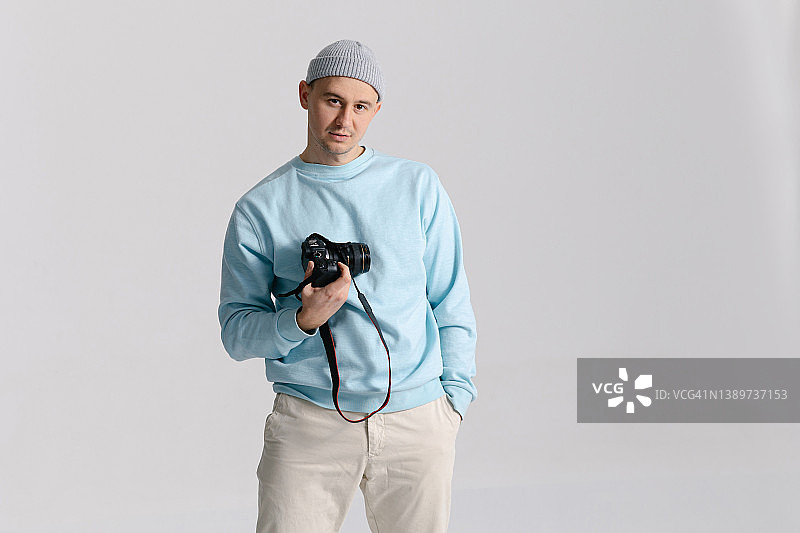 在工作室里用相机的男摄影师图片素材