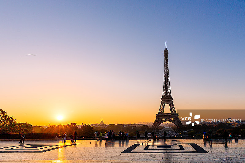 法国巴黎埃菲尔铁塔和特罗卡德罗广场日出图片素材