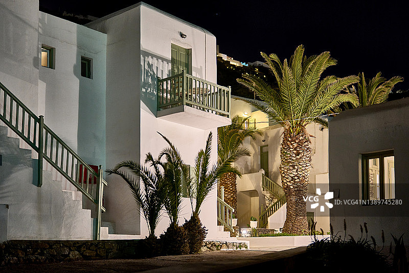 希腊米科诺斯童话巷道的夜晚图片素材