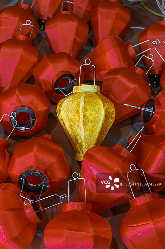 越南会安的红黄色丝绸灯笼图片素材