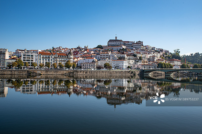 白天科英布拉市的镜面水景图片素材