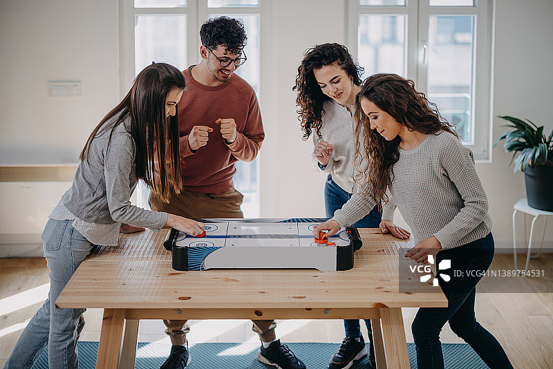 玩空气曲棍球图片素材