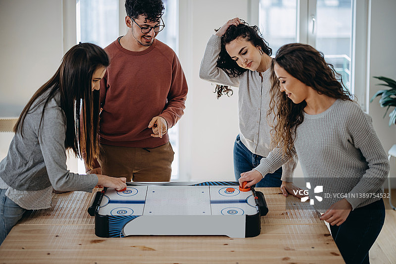玩空气曲棍球图片素材