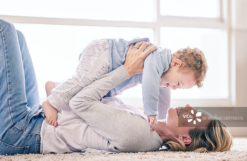 女人在家与男婴互动的照片图片素材