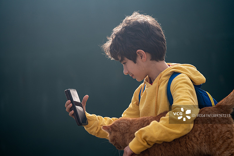 男孩和家猫坐在一起的照片图片素材